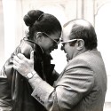 Fotografía en blanco y negro de Josep María Queraltó saludando a una mujer