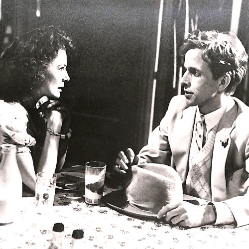 Fotografía en blanco y negro de una escena de película con un hombre y una mujer