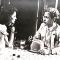 Fotografía en blanco y negro de una escena de película con un hombre y una mujer