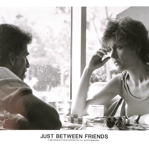 Fotografía promocional de la película "Just Between Friends"