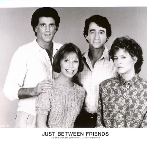 Fotografía promocional de la película "Just Between Friends"