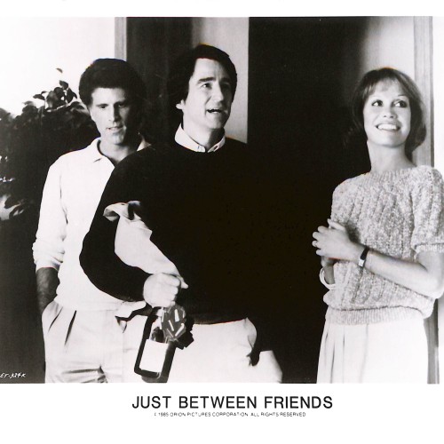 Fotografía promocional de la película "Just Between Friends"