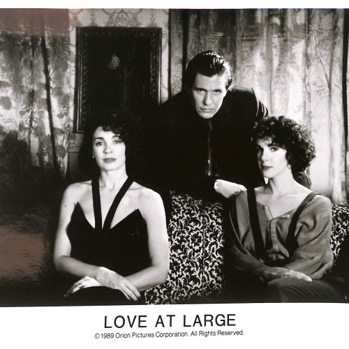 Fotografía promocional de la película Love at Large (El amor es un juego grande)