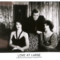 Fotografía promocional de la película Love at Large (El amor es un juego grande)