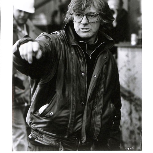 Fotografía promocional de prensa de la película 'RoboCop' mostrando al director Paul Verhoeven