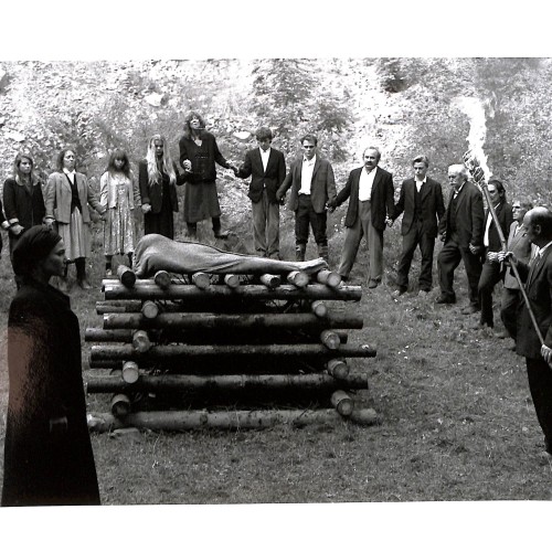 Fotografía original de rodaje, escena de ritual o pira funeraria