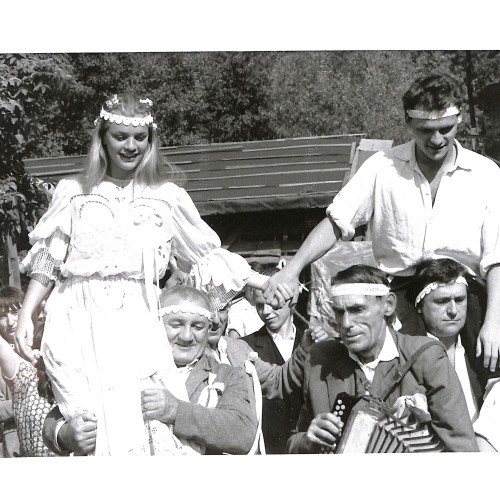 Fotografía promocional de una boda tradicional, posiblemente de una película de Europa del Este o de la Unión Soviética.