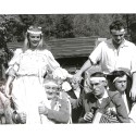 Fotografía promocional de una boda tradicional, posiblemente de una película de Europa del Este o de la Unión Soviética.