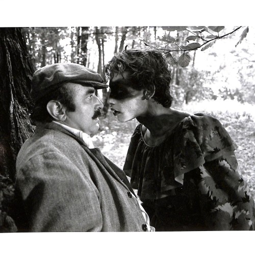Fotografía en blanco y negro, posiblemente un fotograma (still) o foto fija de rodaje de una película o representación teatral