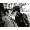 Fotografía en blanco y negro, posiblemente un fotograma (still) o foto fija de rodaje de una película o representación teatral
