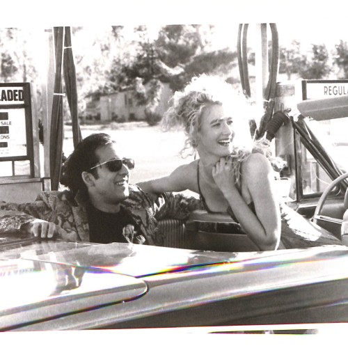 Fotografía publicitaria en blanco y negro de Nicolas Cage y Laura Dern en 'Corazón Salvaje' ('Wild at Heart')