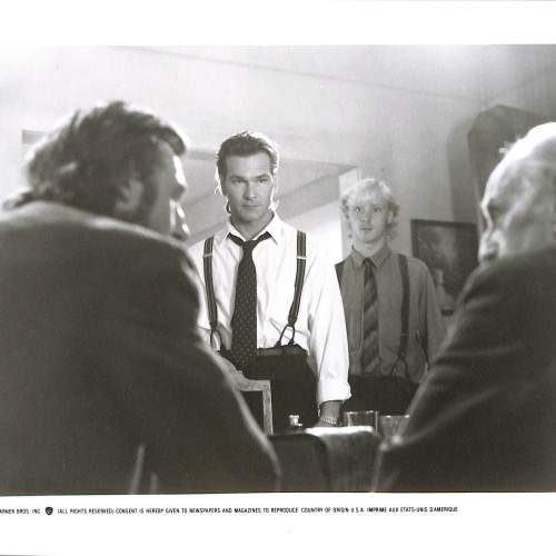 Fotografía publicitaria de prensa ('press still') de la película 'Con su propia ley' (Next of Kin, 1989), con Patrick Swayze