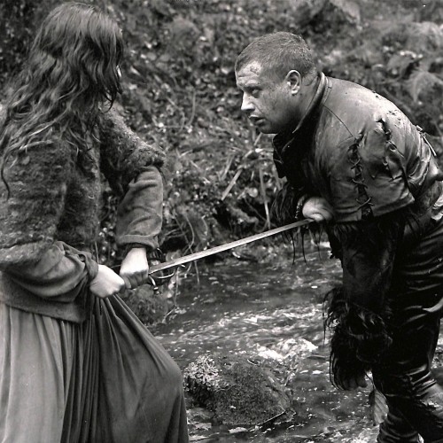 Fotografía fija de rodaje, escena en un río con espadas