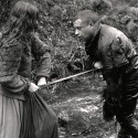 Fotografía fija de rodaje, escena en un río con espadas