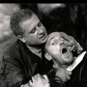 Fotografía en blanco y negro de escena teatral o cinematográfica, posible ensayo o representación