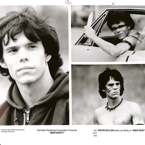 Fotografía promocional de prensa de Kevin Dillon en la película "War Party"