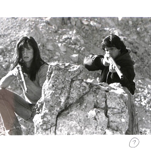 Fotografía original de rodaje con dos personajes armados