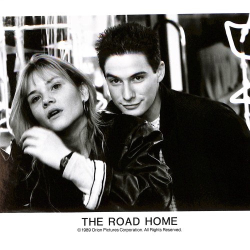 Fotografía promocional o "lobby card" de la película The Road Home (El camino a casa)