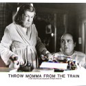 Fotografía promocional de la película "Throw Momma from the Train" (Tira a mamá del tren)