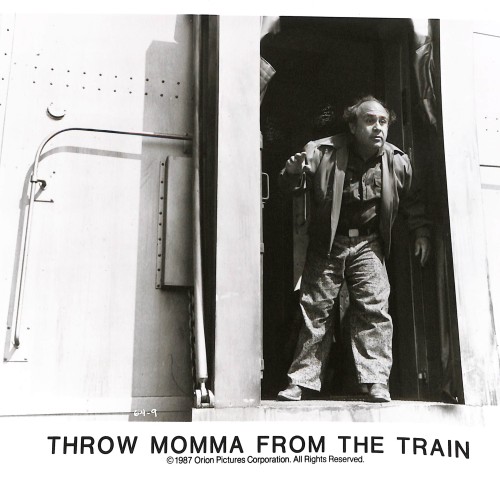 Fotografía promocional de la película "Tira a mamá del tren" (Throw Momma from the Train)