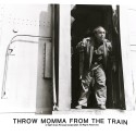 Fotografía promocional de la película "Tira a mamá del tren" (Throw Momma from the Train)