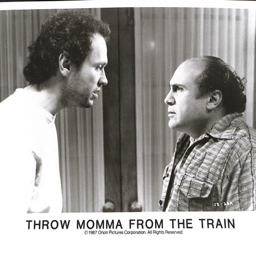 Fotografía publicitaria original de la película 'Throw Momma from the Train' (Tira a mamá del tren)