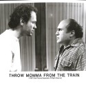 Fotografía publicitaria original de la película 'Throw Momma from the Train' (Tira a mamá del tren)