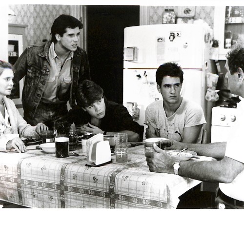 Fotografía publicitaria (still) de la película "Un lugar en ninguna parte" (Running on Empty, 1988)