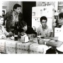 Fotografía publicitaria (still) de la película "Un lugar en ninguna parte" (Running on Empty, 1988)