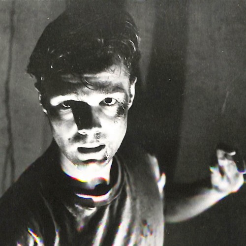 Fotografía en blanco y negro, retrato expresionista de un hombre joven