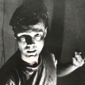 Fotografía en blanco y negro, retrato expresionista de un hombre joven