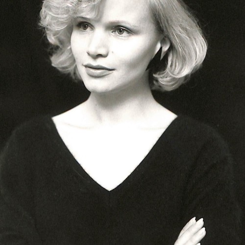 Retrato fotográfico en blanco y negro de una mujer joven