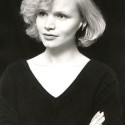 Retrato fotográfico en blanco y negro de una mujer joven