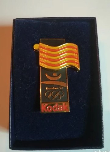 Pin insignia colaborador JJOO Barcelona Kodak