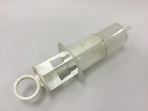 Plastic syringe