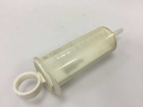 Plastic syringe