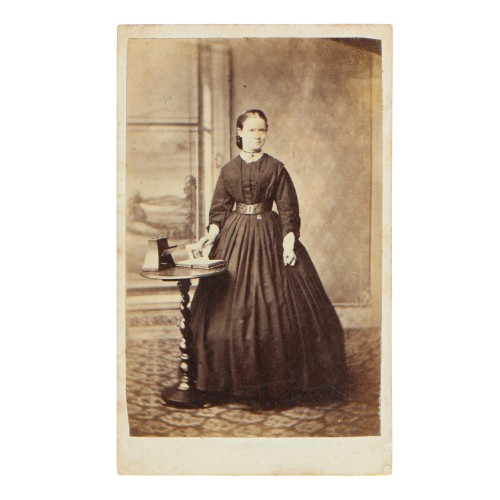 Carte de visite Lady with stereo viewer and photo album