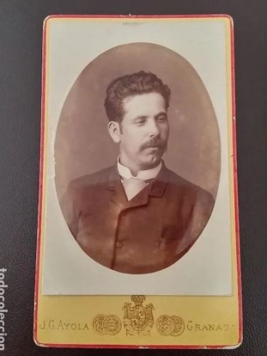 Fotografía albúmina tipo Carte de Visite de caballero. De J. G. Ayola. Granada