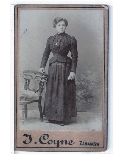 Carte de visite dama apoyada en silla de J. Coyne