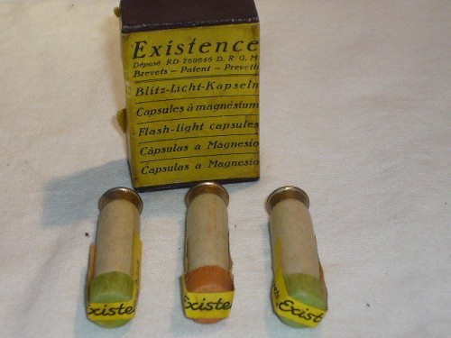 Aplicador marca Existence con tres cápsulas de magnesio 1930/1950
