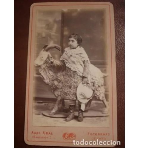 Carte de visite niña con cabra  disecada  de Amis Unal