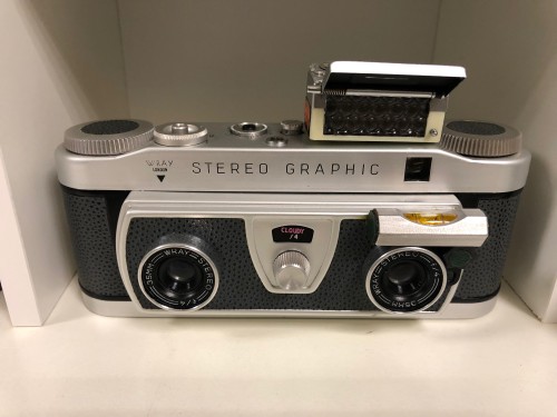 Graphic stereo camera with flash Wray