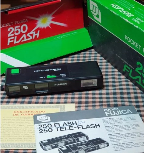 Caméra, poche Fujica 250 flash, avec sa boite d'origine et papiers.