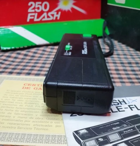 Cámara fotográfica, pocket fujica 250 flash, con su caja original y papeles.