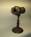 Caleidoscopio de metal y pie de caoba