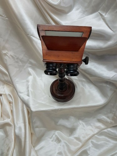 Stereo viewer with Brewster standing type