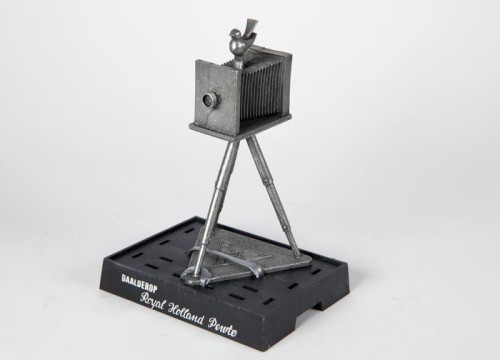 Figure tin folding camera on tripod Royal Holland Pewter series of Daalderop