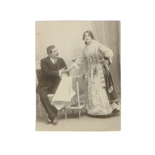 Fotografía mujer vestida de gitana y hombre leyendo periódico, de la viuda de Olivan Fotógrafo
