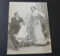 Fotografía mujer vestida de gitana y hombre leyendo periódico, de la viuda de Olivan Fotógrafo