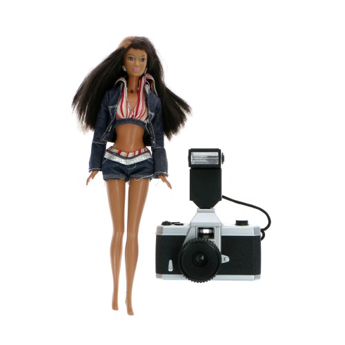 Muñeca barbie con cámara fotográfica